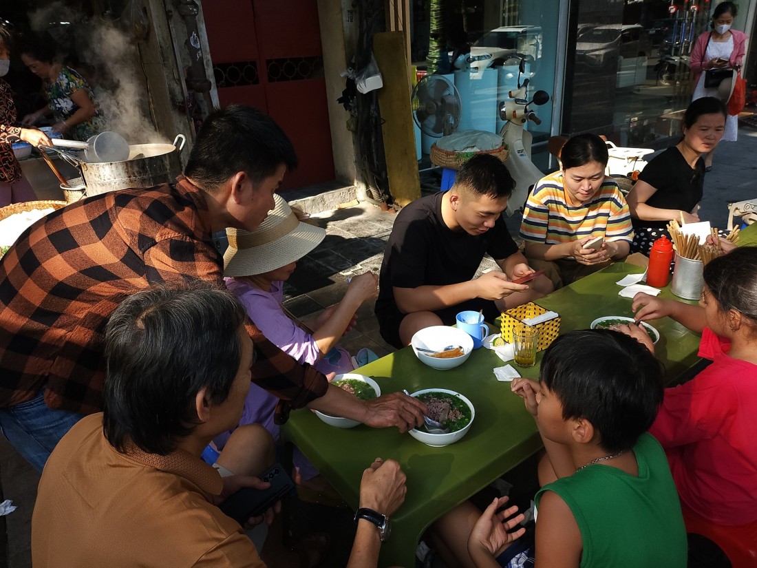 Phở bò, món ngon phố cổ nườm nượp khách ra vào từ sáng sớm. Ảnh Hoàng Minh