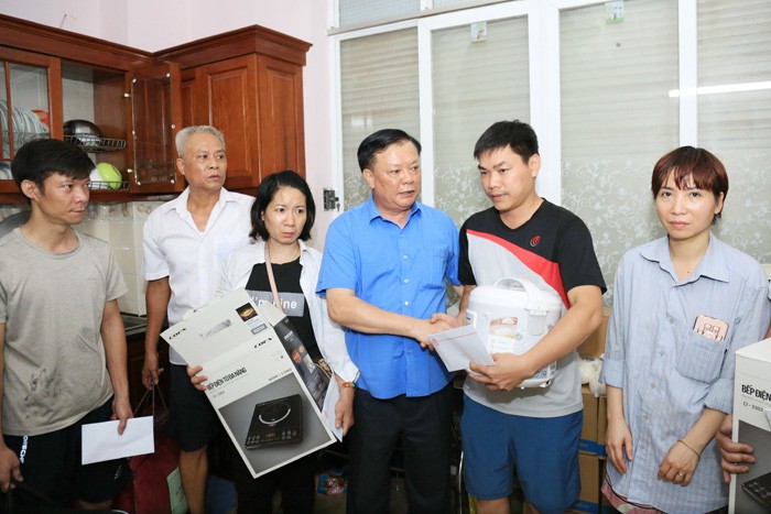 Bí thư Thành ủy Đinh Tiến Dũng động viên, trao hỗ trợ cho các gia đình