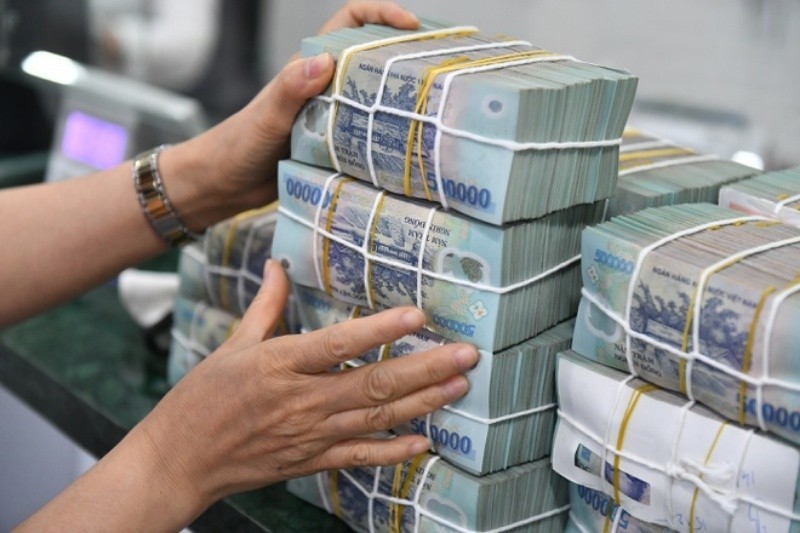 Lượng tiền gửi của người dân vào ngân hàng vẫn tăng mạnh trong bối cảnh lãi suất tiền gửi liên tục giảm.