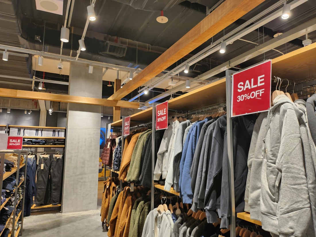 Black Friday 2023 giảm giá sâu, người tiêu dùng vẫn hạn chế 'rút hầu bao'