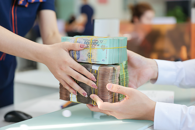 Lãi suất huy động liên tục giảm nhưng điều này không khiến kênh gửi tiết kiệm ngân hàng “mất giá”. Trái lại, lượng tiền gửi đổ vào ngân hàng liên tục tăng. Nền kinh tế thế giới nhiều bất ổn, trong khi trong nước, thị trường bất động sản chưa khởi sắc, thị trường chứng khoán chưa thực sự sôi động trở lại… là những lý do khiến kênh gửi tiết kiệm được ưu ái nhất hiện nay.