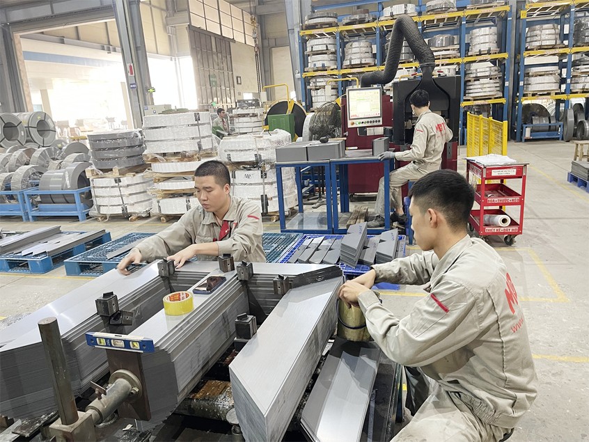 Giám đốc Công ty CP Sản xuất công nghiệp và Thương mại Vít Việt Văn Nguyên Vũ chia sẻ, do đặc thù của ngành cơ khí là đầu tư lâu dài, máy móc thiết bị mua phải trả liền, trong khi dòng xoay vốn lại quá chậm. Điều này dẫn đến nhiều thời điểm các DN cơ khí 