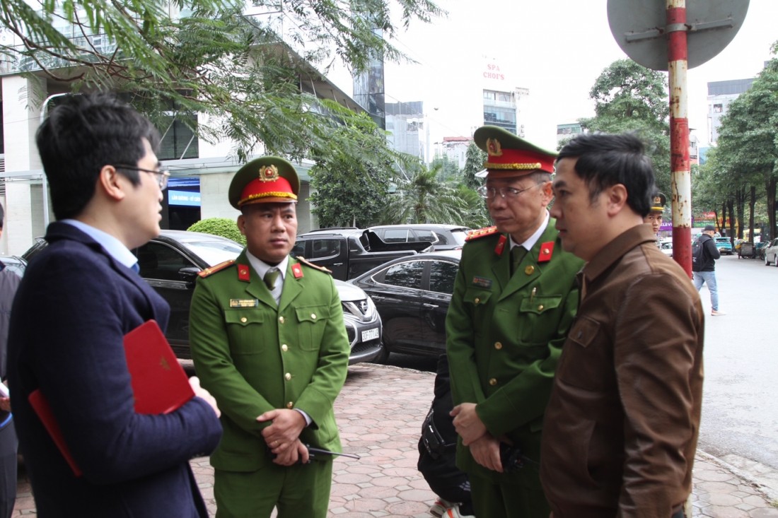 Ông Ngô Ngọc Phương, Phó Chủ tịch UBND quận Cầu Giấy, Trưởng Ban Chỉ đạo 197 quận (áo nâu) trực tiếp kiểm tra, rà soát tại một số địa bàn trước thềm năm mới 