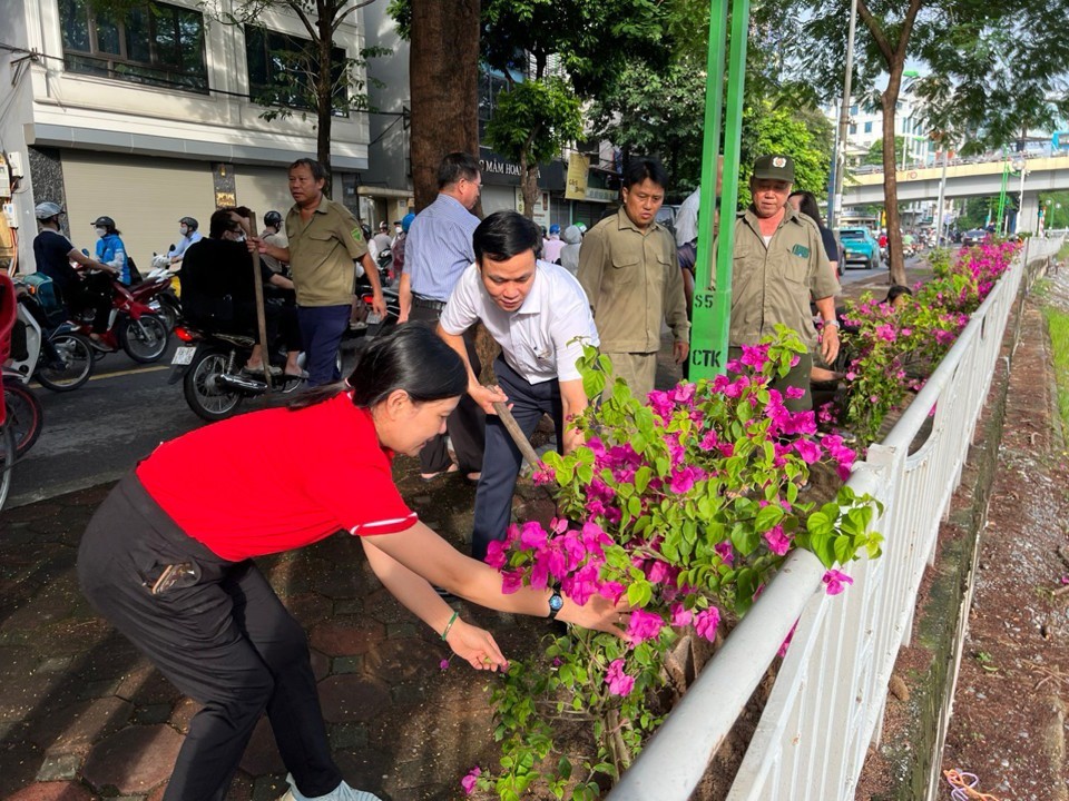 Đường hoa giấy tạo cảnh quan môi trường dọc bờ sông Tô Lịch