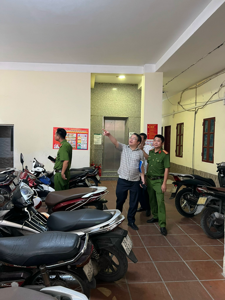 Lãnh đạo phường, Công an phường kiểm tra, hướng dẫn các cơ sở về đảm bảo PCCC