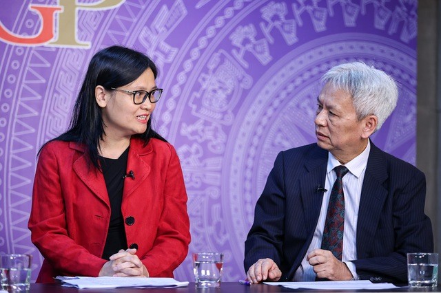 Bà Nguyễn Ngọc Anh, Tổng Giám đốc Công ty Quản lý Quỹ SSI và TS. Nguyễn Sĩ Dũng trao đổi tại Tọa đàm - Ảnh: VGP