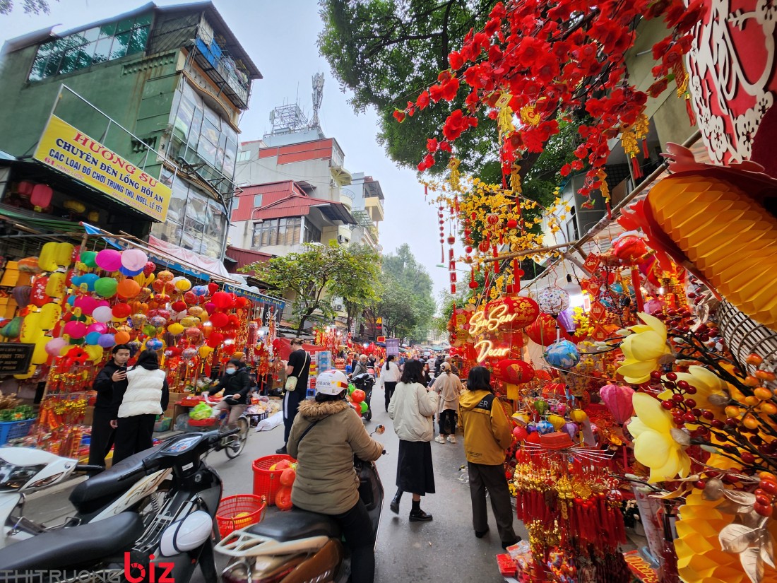 Chợ Tết phố cổ Hà Nội rộn ràng hương sắc mùa xuân