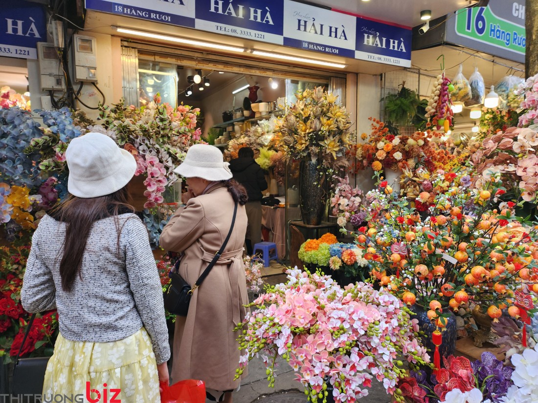 Chợ Tết phố cổ Hà Nội rộn ràng hương sắc mùa xuân