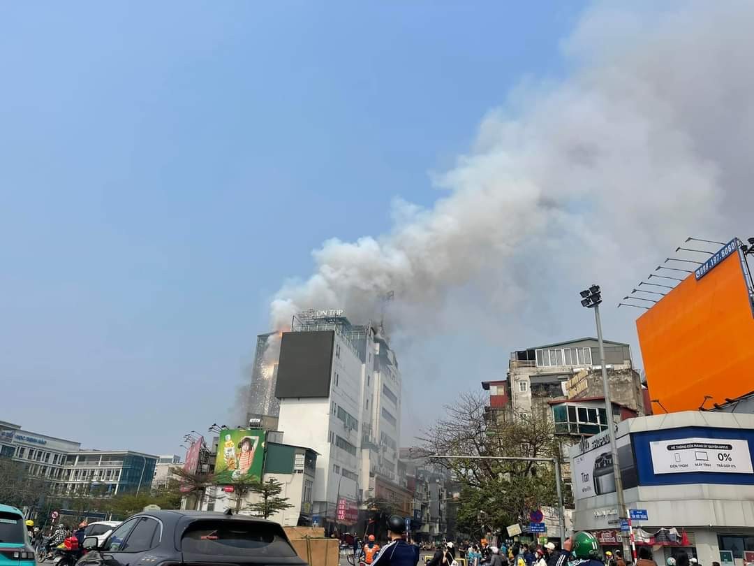 Cháy tầng thượng tòa nhà số 1 Ô Chợ Dừa