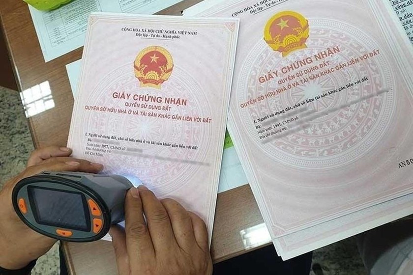 Trường hợp quyền sử dụng đất hoặc quyền sử dụng đất, quyền sở hữu tài sản gắn liền với đất hoặc quyền sở hữu tài sản gắn liền với đất là tài sản chung của vợ và chồng mà Giấy chứng nhận quyền sử dụng đất, Giấy chứng nhận quyền sở hữu nhà ở và quyền sử dụng đất ở, Giấy chứng nhận quyền sở hữu nhà ở, Giấy chứng nhận quyền sở hữu công trình xây dựng, Giấy chứng nhận quyền sử dụng đất, quyền sở hữu nhà ở và tài sản khác gắn liền với đất, Giấy chứng nhận quyền sử dụng đất, quyền sở hữu tài sản gắn liền với đất đã cấp chỉ ghi họ, tên của vợ hoặc chồng thì được cấp đổi sang Giấy chứng nhận quyền sử dụng đất, quyền sở hữu tài sản gắn liền với đất để ghi cả họ, tên vợ và họ, tên chồng nếu có yêu cầu.