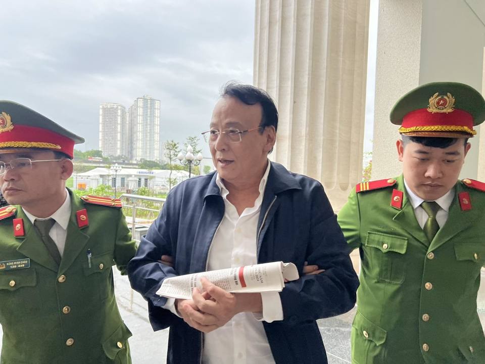 Bị cáo Đỗ Anh Dũng được dẫn giải đến phiên toà sáng 19/3.