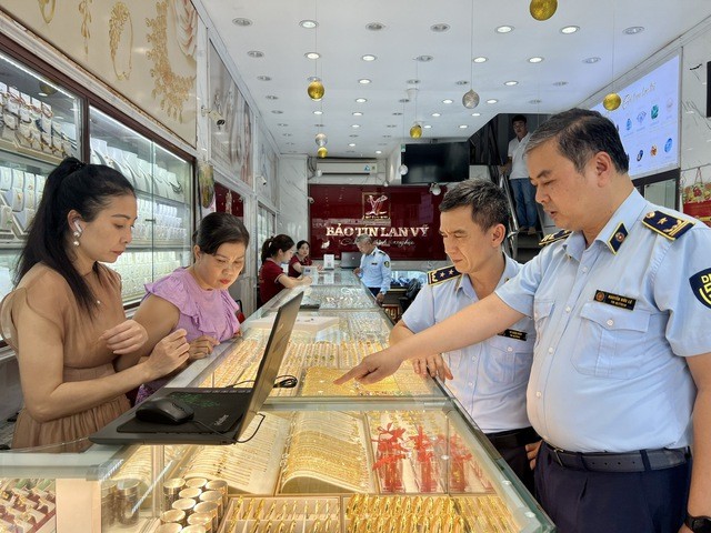 Lực lượng quản lý thị trường kiểm tra tại Công ty TNHH Vàng Bảo Tín Lan Vỹ, số 84A Trần Duy Hưng, Trung Hòa, Cầu Giấy, Hà Nội. Ảnh: Tổng Cục QLTT