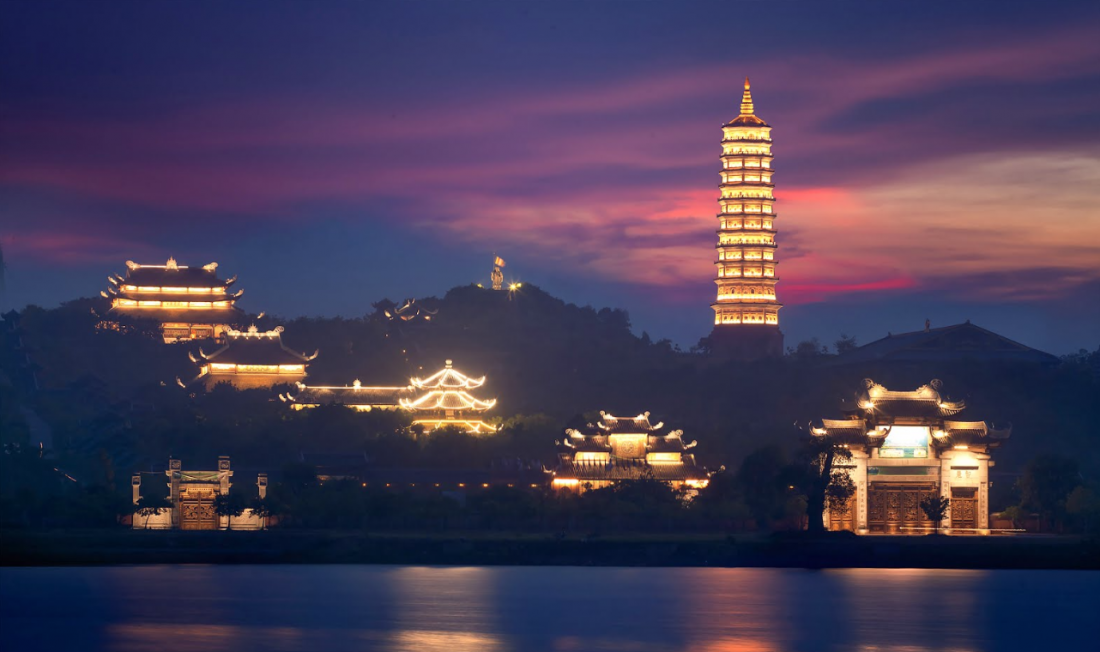 Chùa Bái Đính lung linh, huyền ảo khi màn đêm buông xuống