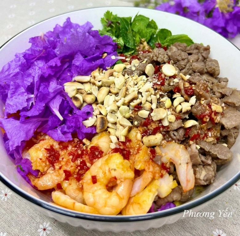 Hoa bằng lăng có vị chua nhẹ, thường dùng để trộn gỏi với thịt, rau củ.