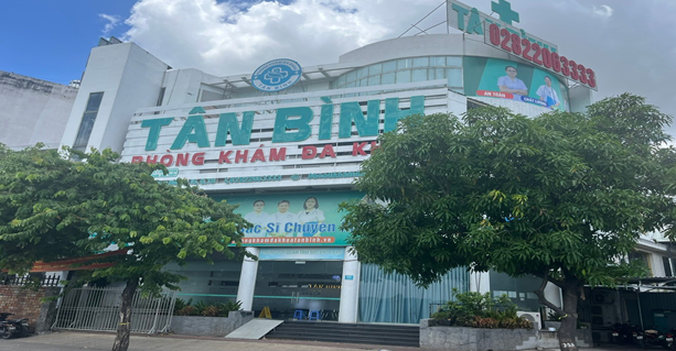 Thanh tra Sở y tế quyết định tạm đình chỉ Phòng khám đa khoa thuộc Công ty TNHH Phòng khám đa khoa Tân Bình để làm rõ những dấu hiệu bất thường trong hoạt động khám, chữa bệnh, cương quyết xử lý nghiêm nếu phát hiện vi phạm các quy định pháp luật khi hành nghề khám, chữa bệnh