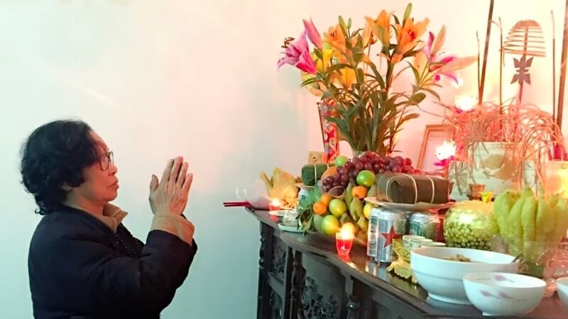  cúng giao thừa được gọi là lễ trừ tịch, được cử hành và lúc kết thúc năm cũ và và đầu năm mới. 