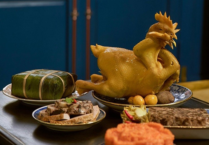 Cúng giao thừa trong nhà là lễ cúng dâng lên ông bà tổ tiên, cầu mong gia tiên phù hộ độ trì cho con cháu trong nhà làm ăn phát đạt, sức khoẻ dồi dào