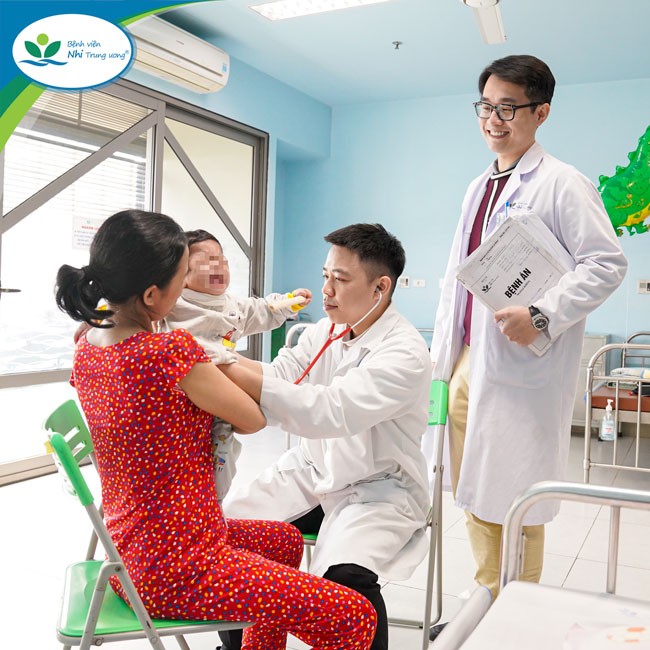 Bệnh nhi được các bác sĩ thăm khám trước khi ra viện