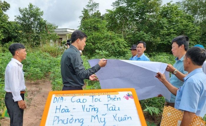 Lực lượng chức năng TX. Phú Mỹ kiểm đếm đất đai của các hộ dân trên địa bàn phường Mỹ Xuân bị thu hồi để triển khai dự án cao tốc Biên Hòa - Vũng Tàu