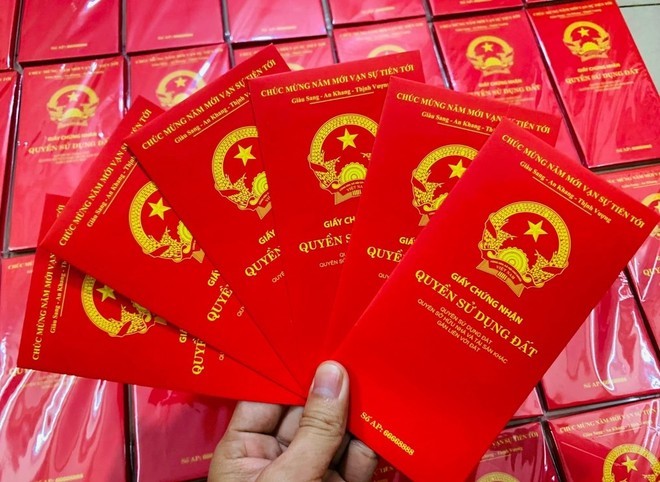 Những phong bao lì xì in hình 'sổ đỏ' được rao bán tràn lan trên các trang mạng