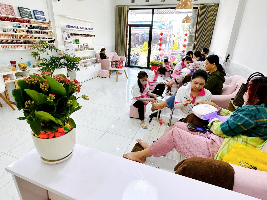 Các cửa hàng nail lúc nào cũng đông khách vào dịp cuối năm. 