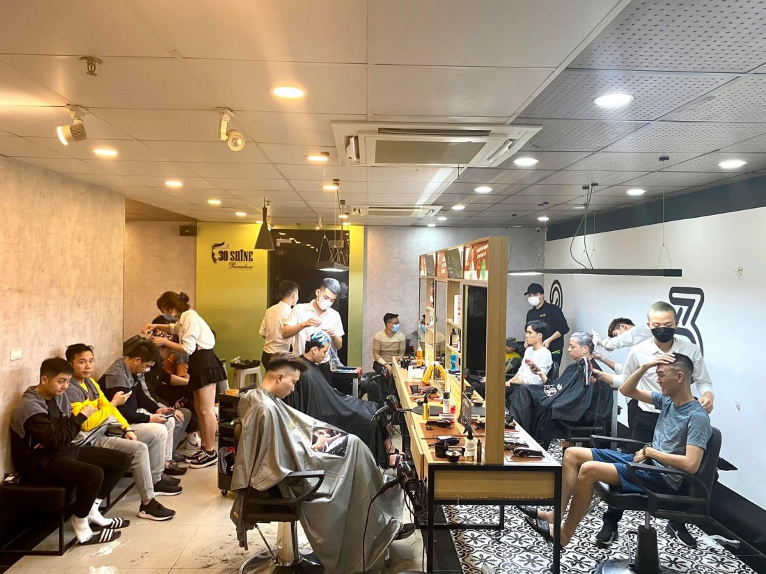 Tình trạng quá tải cũng diễn ra ở nhiều cửa hàng tóc. 