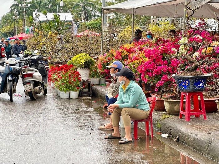 Mưa lạnh kéo dài khiến chợ rơi vào cảnh ế ẩm. Ảnh: Tiền Phong