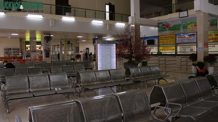 Nhà chờ vắng vẻ, khu vực quầy bán vé hầu như trống không. Ảnh: Sức khỏe và Đời sống