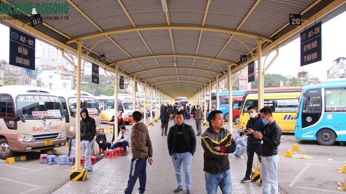 tại bến xe Giáp Bát vào 17h chiều 18/1 (27 Âm lịch) hầu như không có hành khách, các tài xế và phụ xe phải xuống tận bến để chào mời. Ảnh: Sức khỏe và Đời sống