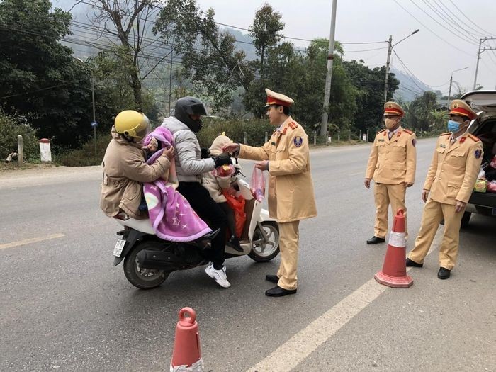 Người dân được hỗ trợ đồ ăn, nước uống và cấp phát tờ rơi tuyên truyền. Ảnh: VOV