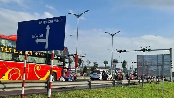 Hàng ngàn người chạy xe máy từ các tỉnh miền Tây trở về các tỉnh làm việc. Ảnh: Gia đình Việt Nam