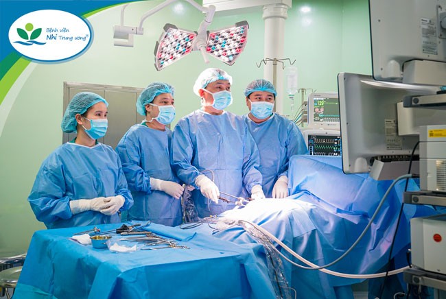 TS.BS Trần Anh Quỳnh – Trưởng khoa Ngoại Tiêu hoá, Trung tâm Ngoại tổng hợp cùng đồng nghiệp đang phẫu thuật cho bệnh nhi. Ảnh: BVCC