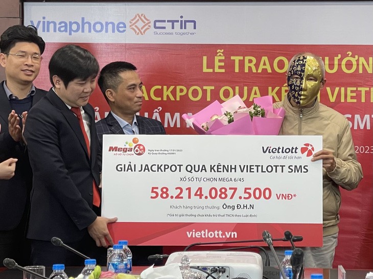 Đã có những khách hàng may mắn trúng hàng chục tỉ Vietlott từ những lần quay số trước - Ảnh: Vietlott