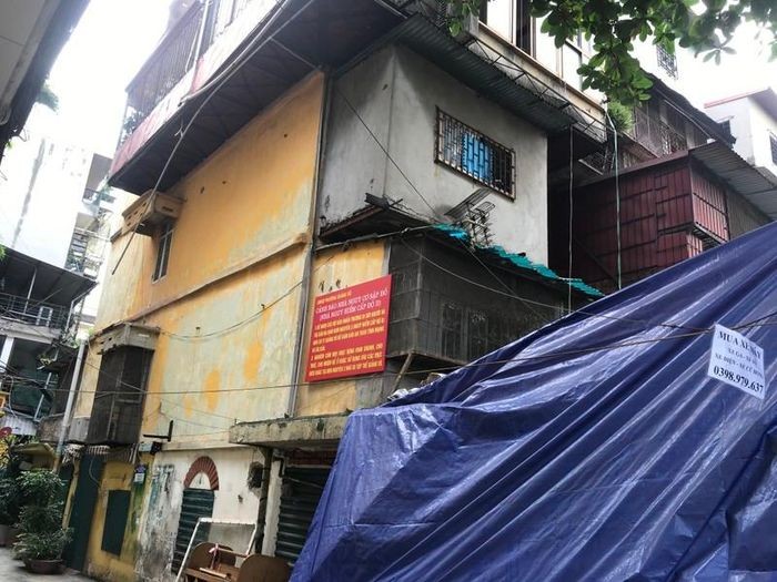 Dân cụm Vinhomes Smart City căng băng rôn về vấn đề bảo trì thang máy