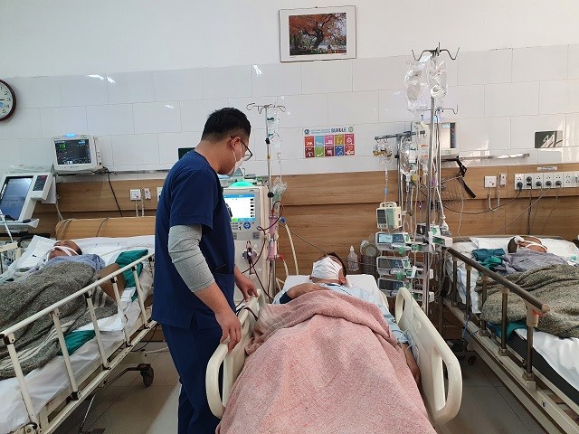 Bác sĩ Trung tâm Chống độc đang thăm khám cho bệnh nhân ngộ độc methanol điều trị tại Trung tâm
