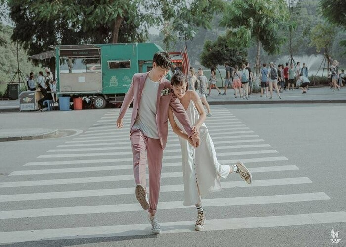 Hồ Gươm vẫn luôn là địa điểm hẹn hò ở Hà Nội quen thuộc của những cặp đôi đang yêu. Ảnh: Tuấn Art