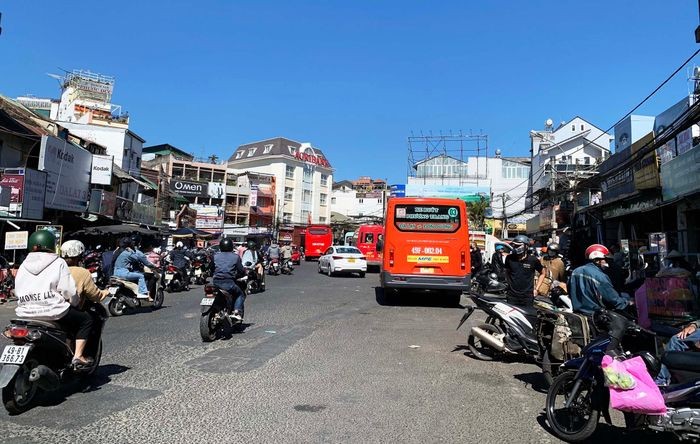 Bãi đậu xe ở bến xe Tùng Nghĩa. Ảnh: Tiền Phong