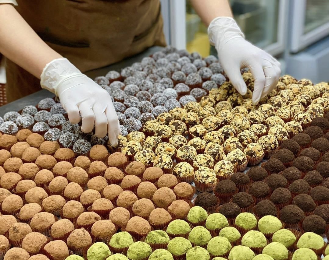 Chocolate handmade đa dạng mẫu mã và được trang trí đẹp mắt. Ảnh: Lao động