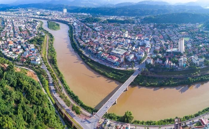 Một góc sông Hồng qua TP Lào Cai. Ảnh: Báo Lào Cai