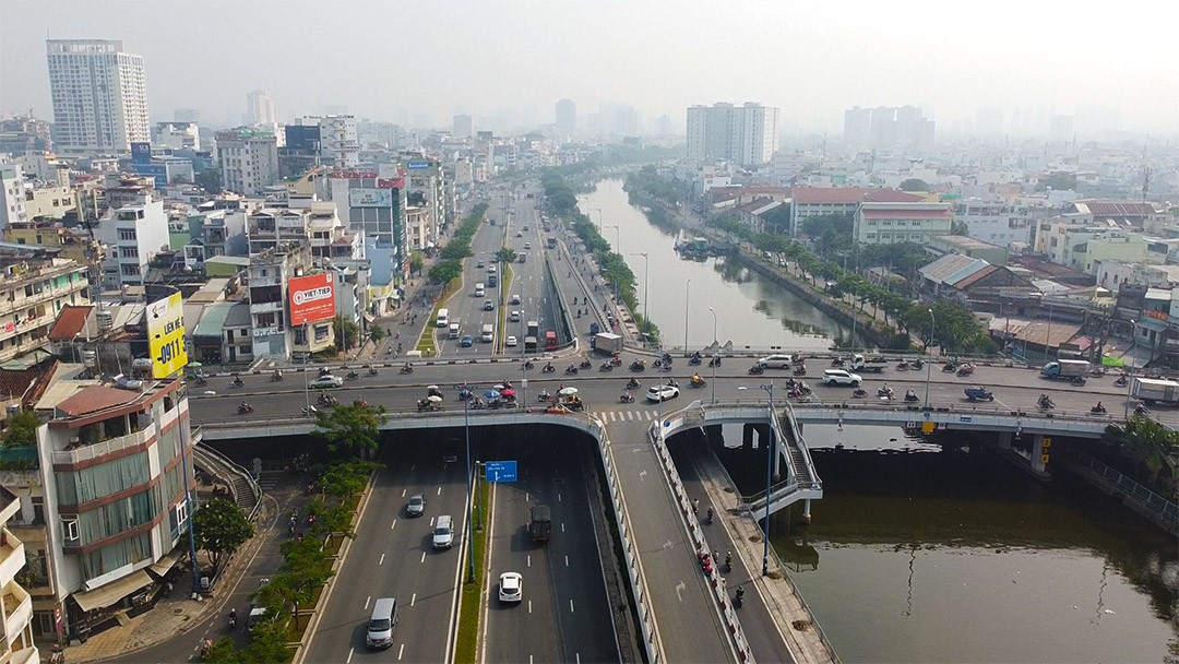 TPHCM đang chấn chỉnh tình trạng lấn chiếm hành lang sông, kênh rạch làm nhà ở, nhà vườn, quán ăn, quán cà phê… Ảnh minh họa là một góc đô thị TPHCM dọc theo tuyến kênh rạch. Ảnh: TL