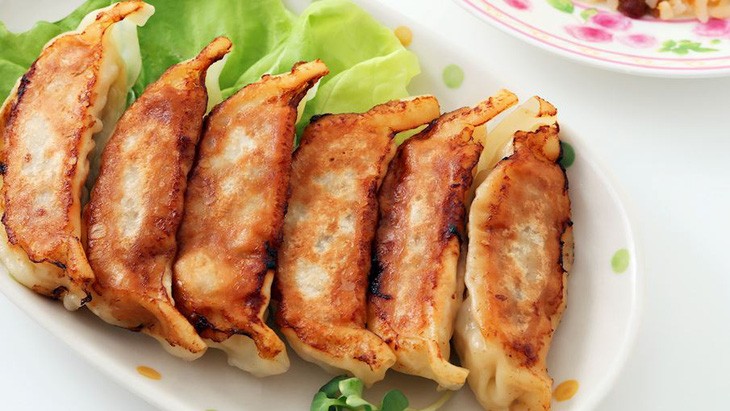 Đứng đầu danh sách 50 món ăn đường phố ngon nhất thế giới của TasteAtlas là món bánh bao (Guotie) đến từ miền Bắc của Trung Quốc.