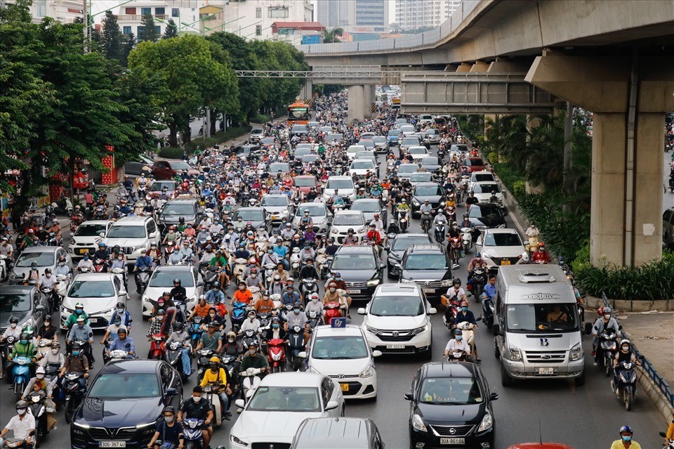 Hà Nội thí điểm tổ chức lại giao thông nút Lê Trọng Tấn - Quang Trung - Văn Khê. Ảnh: Lao động