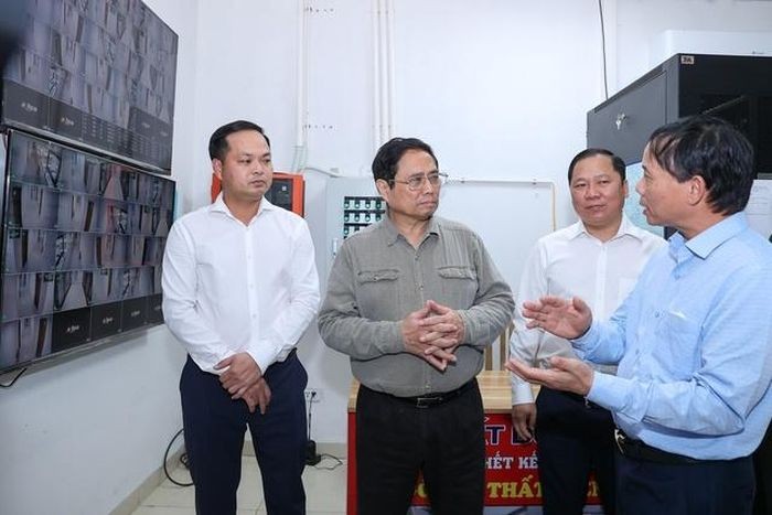 Thủ tướng thăm khu nhà ở xã hội, nghe ban quản lý báo cáo về công tác an ninh và phòng cháy, chữa cháy. Ảnh: VGP/Nhật Bắc.