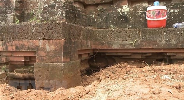 Chân một ngôi tháp bị hổng trong quá trình thi công tu bổ. (Ảnh: TTTXVN phát)