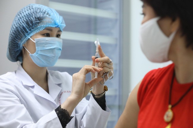 UBND TP HCM có kế hoạch tổ chức tiêm vaccine phòng COVID-19 liều nhắc lại lần 2 (mũi 4) cho người dân. Ảnh minh họa