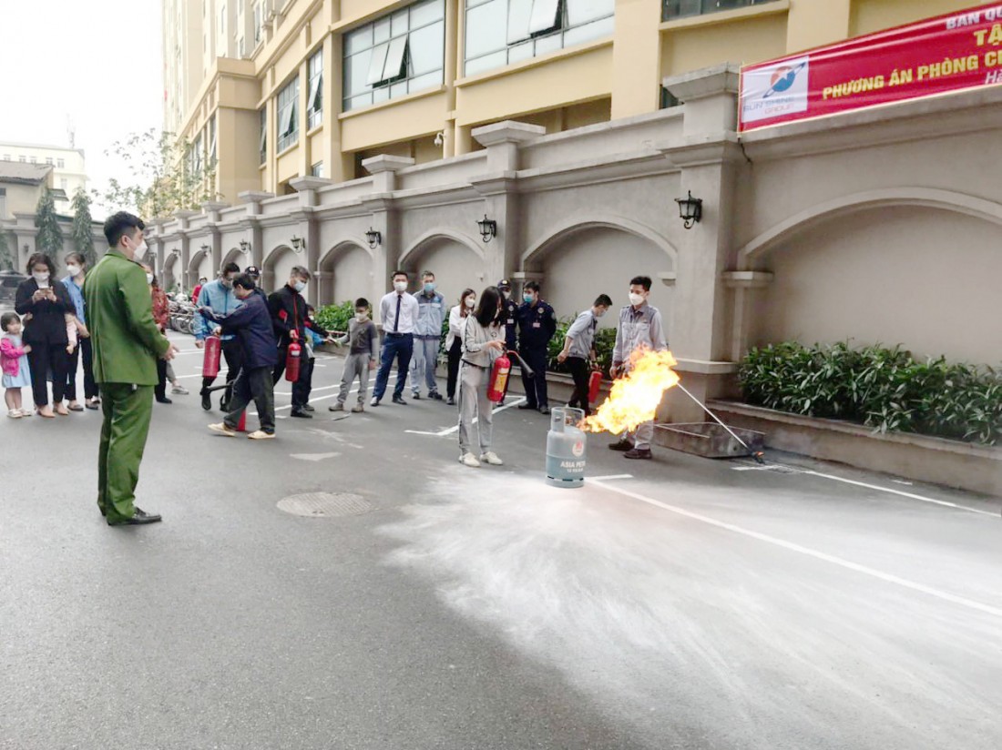 Cư dân thực hành sử dụng bình chữa cháy cầm tay.