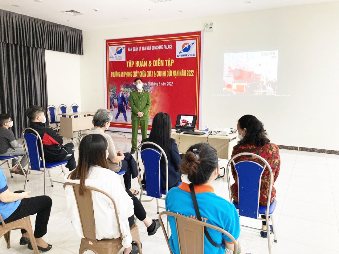 Công an quận Hoàng Mai tuyên truyền công tác PCCC cho cư dân tòa nhà Sunshine Palace.