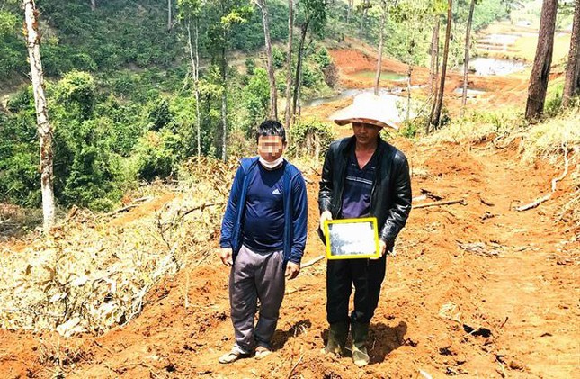 Hai đối tượng san ủi đất rừng bị bắt giữ. Ảnh: Tiền phong