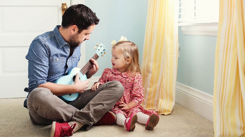 Chăm sóc con thay vợ là cách giúp cô ấy có thêm thời gian nghỉ ngơi