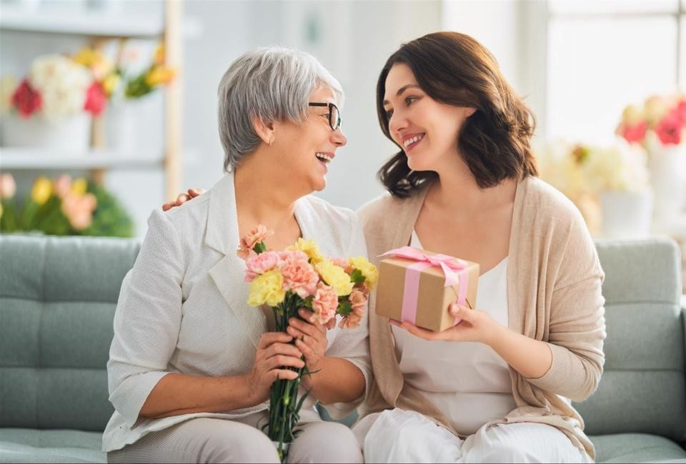 Hoa tươi tặng mẹ là một món quà hết sức ý nghĩa trong ngày 8/3. Ảnh minh họa